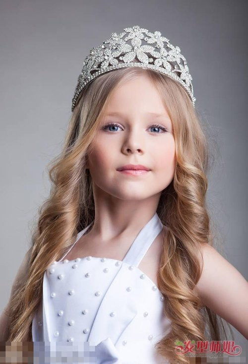 儿童公主头戴皇冠的梳扎发图片 正当流行小女孩公主头扎散发大全 