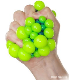 有一种减压球 网状 很多图片里有 本来是绿色一捏就变成红色跟长疙瘩了一样 求这个球的名字和哪里有卖 