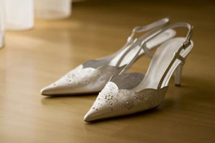 在参加别人的婚礼时,穿白色鞋子礼貌吗 