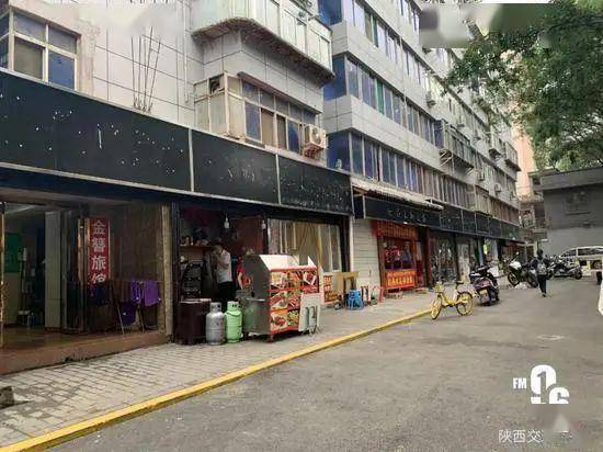 西安一街道多家店铺门头变黑白,市民 有点瘆人