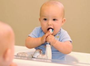 宝宝口腔护理少不了,孩子小的时候更要仔细 