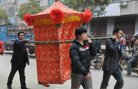 在农村,两家 红白事 同日子,谁先发轿 谁走后面 答案来了