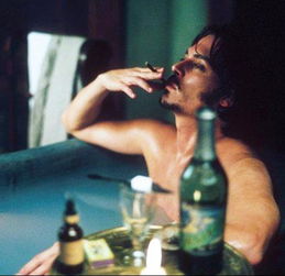 约翰尼德普 有一张 土黄色背景 抽烟的图片 特别帅有么