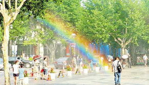 杭州喷泉水雾在阳光下形成 人造彩虹 