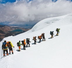 梦见开车到雪山脚下,我建议沿着台阶爬山