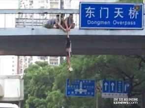 8月27日早上,在深圳市东门天桥,就发生了这样的镜头。