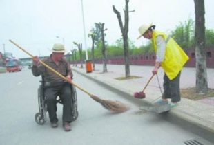 丈夫坐轮椅陪妻子扫大街多少年 