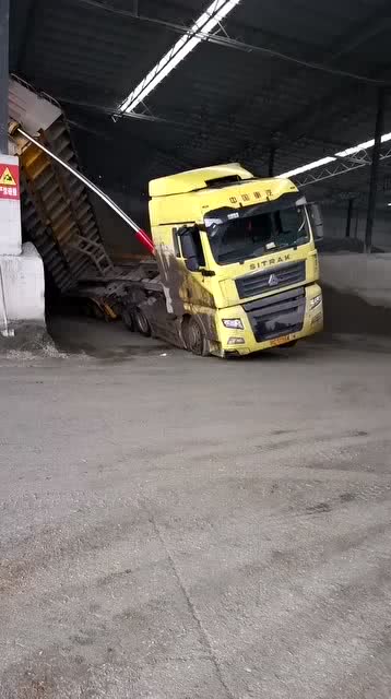 货车是怎么了,怎么说翻就翻 