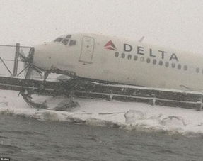 达美航空1架客机雪中迫降纽约机场 冲出跑道 