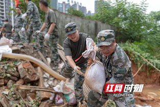 雁峰 洪水中 救援现场就是办公地点