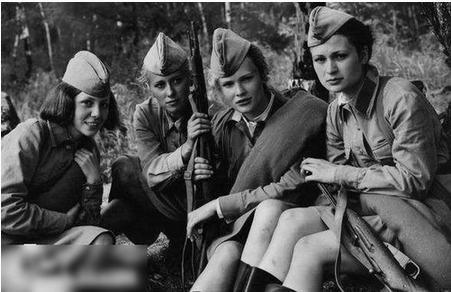 二战时此国组建了80万女兵部队, 打仗时只穿裙子, 结果下场很惨