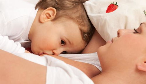 对于爱吃夜奶的宝宝,宝妈是躺着喂奶好呢还是抱着喂奶好