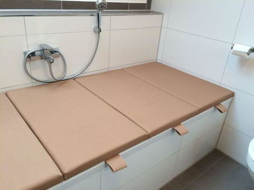 这个小户型浴室真会 装 ,浴缸上加盖板,瞬间多个临时床铺