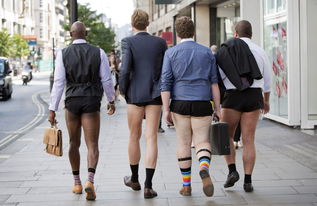 英国猛男穿齐蛋短裤惊现伦敦街头
