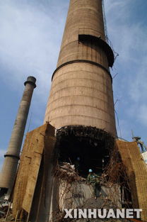 9月5日,在山东省微山湖煤电公司,工作人员在即将实施爆破拆除的烟囱里检查爆破装置的安装情况。