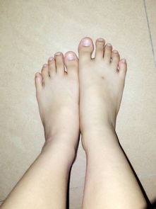 我的脚比较黑 想问问涂什么指甲色好 还有第二只脚趾比第一个脚趾长穿鱼嘴好看吗 我的脚趾长的可不可 