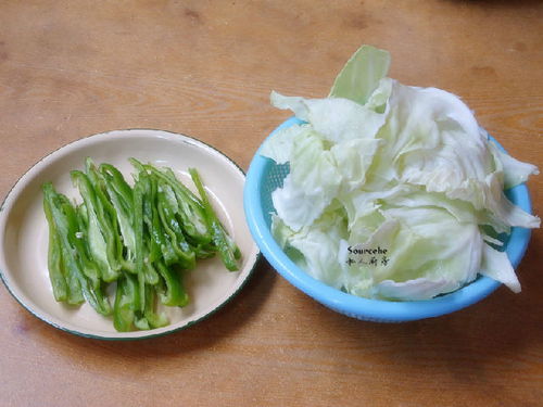 下饭菜青椒炒包菜 