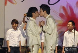 韩名导与同性男友大婚现场曝光 着夸张礼服甜蜜热吻 