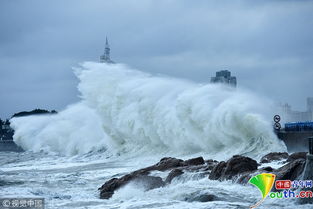青岛受台风 摩羯 影响 海边巨浪拍岸