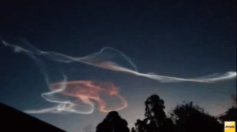 日火箭发射后天空现神秘云带 民众惊叹称像龙 图